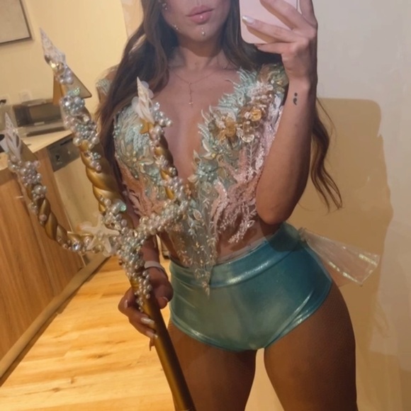 Elegant Sea-Inspired Costume - Picture 4 of 8